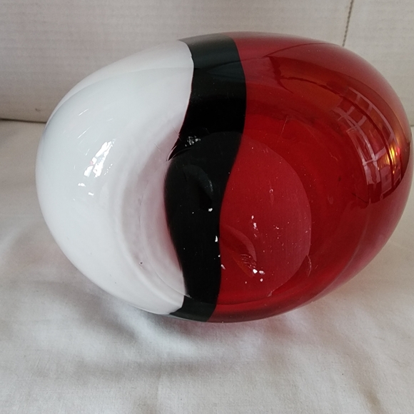 Stunning Red and White Glass Vase - Picture 4 of 5